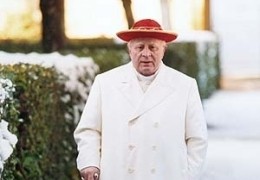 Johannes XXIII (Bob Hoskins) im Garten  VICTORY Film...n GmbH