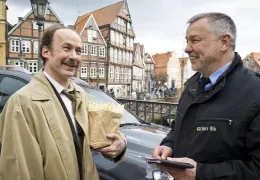 Eine Hand wäscht die andere