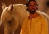 Omar (Simon Abkarian) zeigt stolz sein Pferd mit dem...h GmbH