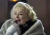 Elsa (China Zorrilla) drückt das Kätzchen an sich....h GmbH