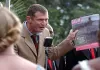 DRUM-Herausgeber Jim Bailey (Jason Flemyng) freut...nowelt