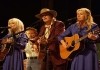 Emmylou Harris, Neil Young, und Pegi Young in 'Neil...assics