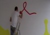 Keith Haring beim Malen in einem Museum