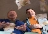 Gnther (Armin Rohde) und Wolfgang (Ludger Pistor) freuen sich in der neuen Ruhrgebiets-Komdie 'Ein Schnitzel fr drei' ber ihren ergaunerten Reichtum. <br />©  Westdeutscher Rundfunk (WDR)