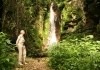 Jane's Journey - Jane Goodall beim Wasserfall in Gombe