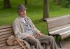 The Words - Der alte Mann (Jeremy Irons) auf einer Parkbank
