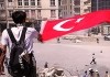Istanbul United - Der Film - Taksim mit Fahne