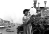 Peggy Guggenheim - Peggy Guggenheim posiert auf dem...ello.