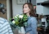 Alles was kommt - Nathalie (Isabelle Huppert) mit Blumen