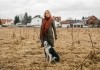 Der Hund begraben - Yvonne (Juliane Khler) mit Hund Kurt