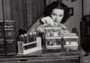 Bombshell - Die Hedy Lamarr Story - Hedy Lamarr im Labor.