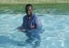 Belleville Cop - Baaba (Omar Sy) nimmt ein Bad