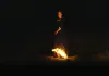 Porträt einer jungen Frau in Flammen