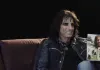 Suzie Q - Alice Cooper zeigt ein Foto von Suzi