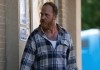 Chase - Knuckles (Ethan Embry) hngt an der Tankstelle ab.