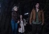 Wolf Man - Charlotte (Julia Garner), Ginger (Matilda...bott)