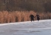 Donata und Wim Wenders beim Eislaufen
