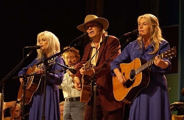 Emmylou Harris, Neil Young, und Pegi Young in 'Neil...assics