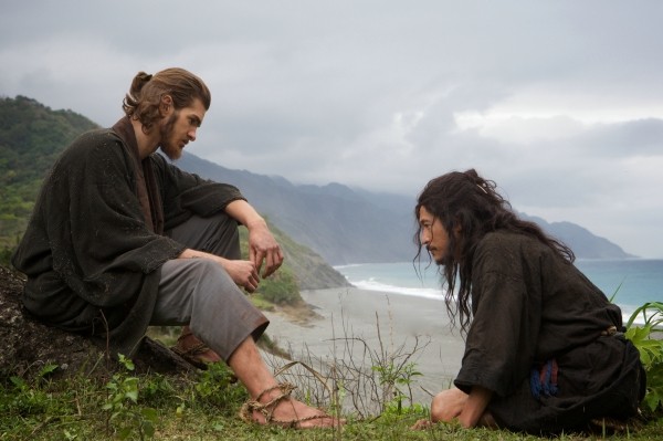 Silence - Pater Rodrigues (Andrew Garfield, links)...te ab
