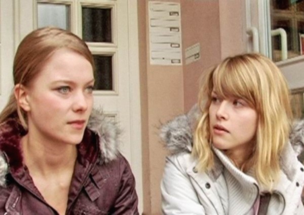 Steffi (Karoline Schuch) diskutiert mit Nadine...stadt