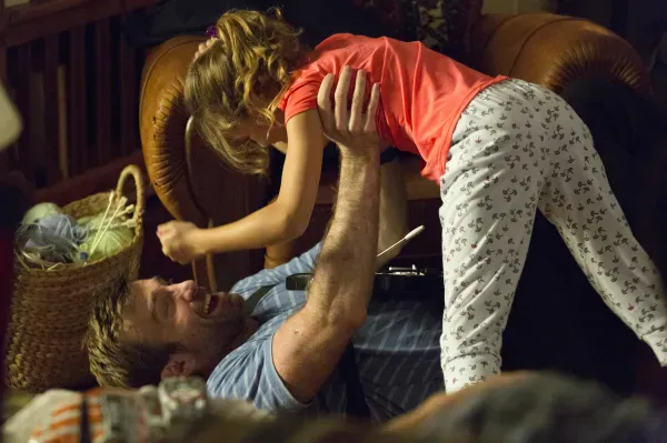 The Hollars - Ron Hollar (SHARLTO COPLEY) und Matilda...TINE)