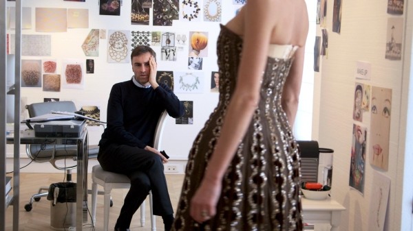 Dior und Ich - Raf Simons bei der Anprobe