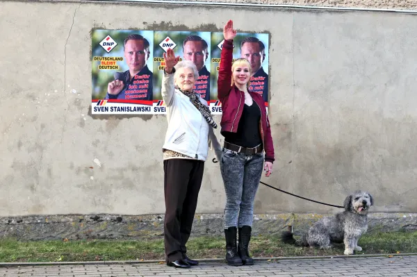 Heil - Oma (Ruth Bickelhaupt) und Doreen (Anna Brüggemann)