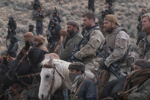 Operation: 12 Strong - Captain Mitch Nelson (CHRIS..., r.)