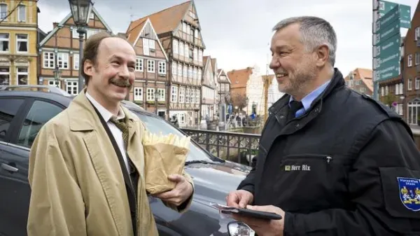 Eine Hand wäscht die andere