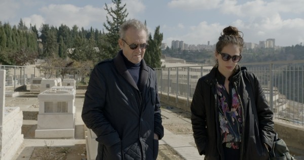 Displaced - Sharon und Ihr Vater am Grab Ihres...ers