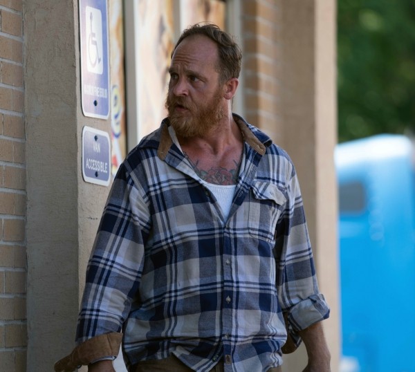 Chase - Knuckles (Ethan Embry) hngt an der Tankstelle ab.