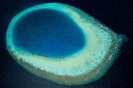 Die Erde von oben: Insel des Nord-Male Atolls,...h GmbH