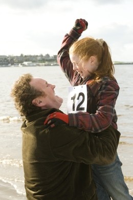 Colm Meaney und Niamh McGirr in 'Das groe Rennen