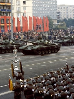 Stasi FC - Der 40. Jahrestag der DDR wird 1989 in...eiert