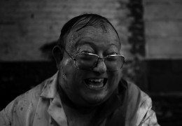 The Human Centipede 2 mit Laurence Harvey