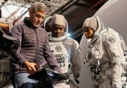 George Clooney bei der Inszenierung von The Midnight Sky