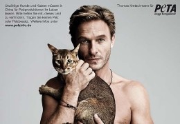 Thomas Kretschmann mit seiner Katze Tut (grere Auflsung)