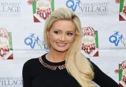 Holly Madison hat sich hinter den geplanten Film...ellt.