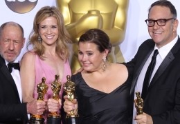 Die Spotlight-Produzenten mit ihren Oscars fr den...Film