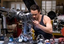 Iron Man Tony Stark (Robert Downey Jr.) entwickelt...eiter