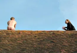 Sterben für Anfänger mit Alan Tudyk und Daisy Donovan
