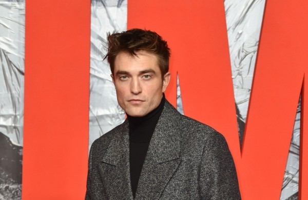 Robert Pattinson 'sp�rt  sein  Alter', wenn er...reht.