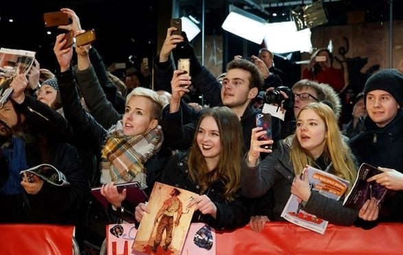 Fans am Roten Teppich vor dem Berlinale-Palast
