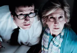 Insidious - Elise Rainier (Lin Shaye) und Specs...llip;