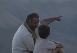 Umrika - Ramas Vater (Pramod Pathak) zeigt seinem...iegt.