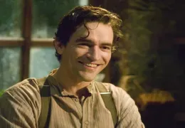 Der neue Hausmeister Lewis Mowbray (BEN CHAPLIN)...rache