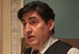 ALFRED MOLINA als Jennys Vater - An Education