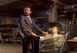 Rafael (Guillermo Toledo) versucht die Leiche von Don...scalis