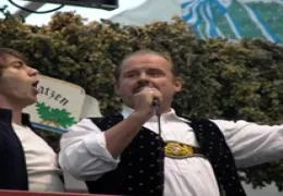 Fabrizio (Alessandro Riceci) singt mit Max (August...m GmbH