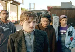 Dick (Jamie Bell) mit Sebastian (Danso Gordon),...h GmbH